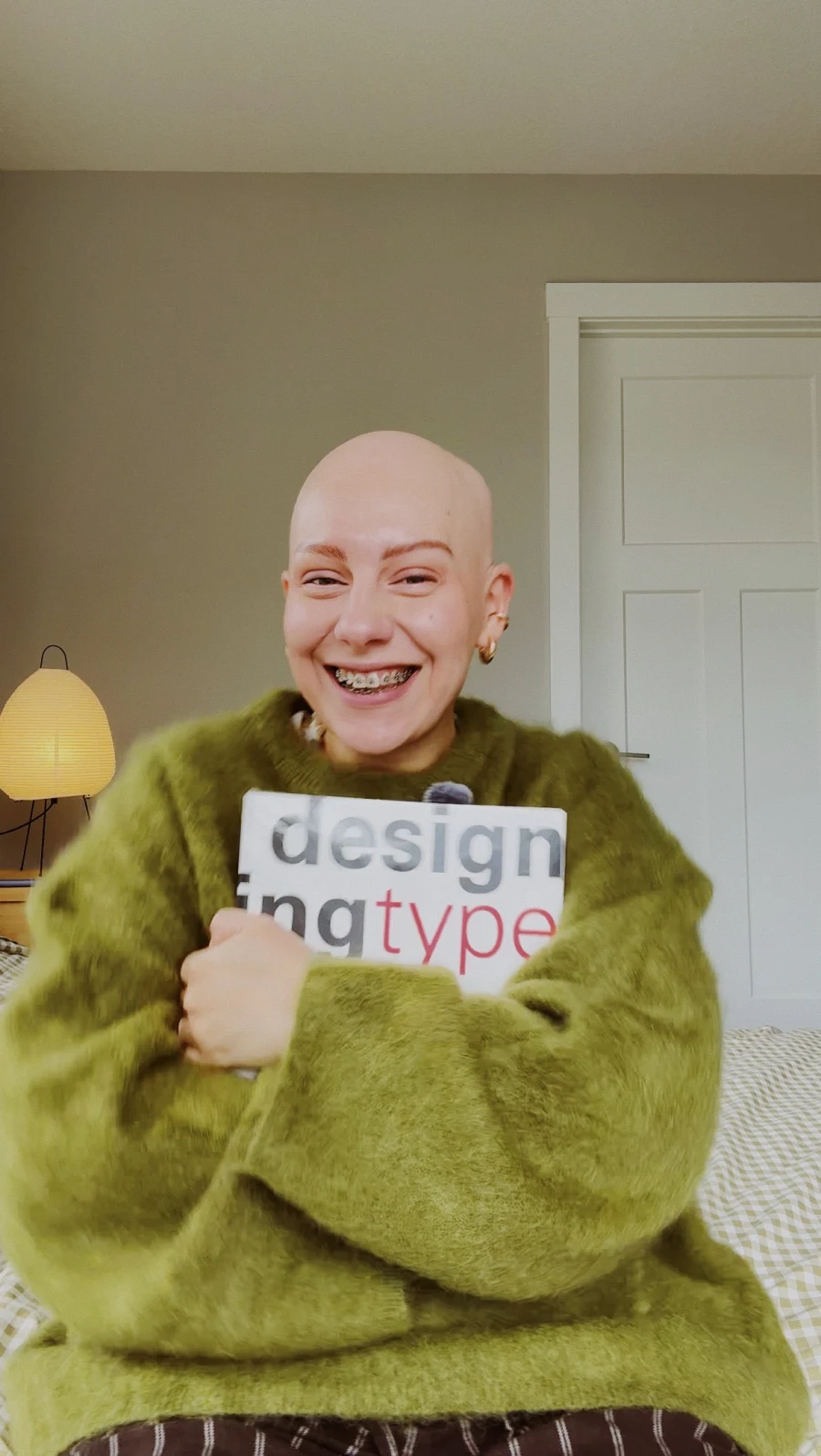 Владлена Павленко тримає книгу Designing Type